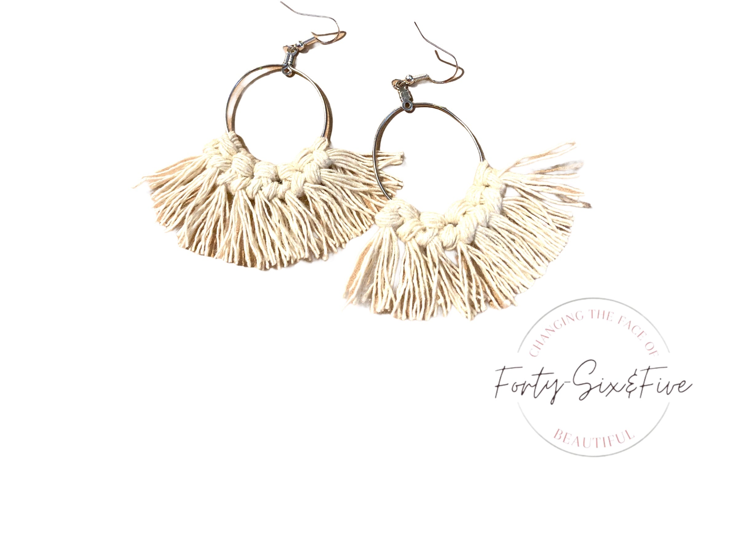Neutal macrame earrings 1955